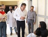 وزير الصحة يغير مسار جولته الميدانية ويفاجئ مركز طبي الحي الثالث بمدينة بدر
