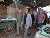 محافظ أسيوط يتابع تطوير سوق الحمراء ويوجه بزيادة الباكيات لاستيعاب الباعة الجائلين