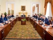 وزير الخارجية يبحث مع وفد من غرفة التجارة الأمريكية سبل تعزيز الشراكة