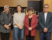 الإذاعية الكبيرة إيناس جوهر فى جولة داخل صالة تحرير اليوم السابع