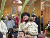 المئات من أقباط بورسعيد يؤدون قداس أحد السعف بكنيسة الأنبا بيشوي.. فيديو