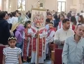 المئات يؤدون قداس أحد الشعانين بكنيسة السيدة العذراء بالغردقة