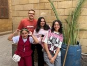 سعف وتيجان وورود.. الكبار والصغار يحتفلون بأحد الزعف بكنيسة حارة زويلة الأثرية