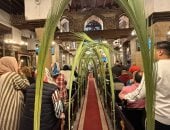 ليلة الهتاف بـ«أوصنا».. أحد الشعانين يزين قلب القاهرة التاريخية بسعف وتيجان.. كنائس حارة زويلة تحتفى بذكرى دخول المسيح أورشليم.. فرحة المسيحيين كبارا وصغارا تملأ الأرجاء.. والكنيسة تستعد لأسبوع الآلام بالسواد