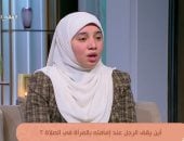 أين تقف المرأة خلف الرجل في الصلاة؟.. تجيب