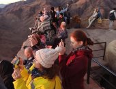 سانت كاترين تستقبل 500 سائح رغم برودة الطقس وتجربة فريدة لتسلق جبل موسى