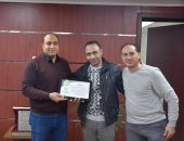 رئيس مياه الشرب بالجيزة يكرم سائقا أصيب أثناء التعامل مع مياه الأمطار