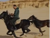 عصام السقا ينشر فيديو يُظهر قدرته على قيادة الخيل ببراعة