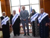 محافظ السويس يكرم الأمهات المثاليات بالمحافظة