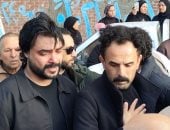 انهيار السيناريست محمود حمدان خلال تشييع جنازة والده بالبحيرة.. فيديو وصور