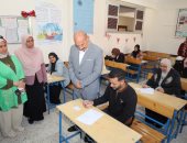 محافظ السويس يتفقد امتحانات معادلة محو الأمية استعدادا للمرحلة الإعدادية