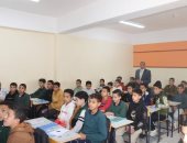 مدير تعليم الجيزة يلغى تكليف مدير مدرسة ويكرم المتميزين خلال جولة ميدانية