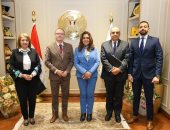 وزيرة التنمية المحلية تبحث مع سفير التشيك التعاون فى مجالات النقل الحضرى