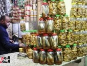 إقبال متزايد على الفسيخ الأسوانى.. أسواق أسوان تنتعش قبل شم النسيم