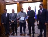 محافظ السويس يسلم أول عقود تمليك للمواطنين بقرية شندورة.. تفاصيل