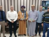 رئيس مركز الخارجة يسلم عددا من عقود التقنين بعد سداد مستحقات الدولة