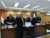 محافظ الجيزة يكرم رئيس شركة المياه ورؤساء أجهزة المدن لتعاملهم مع الطقس السيئ