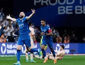الهلال ضد الخلود.. بنزيما يوقع على هاتريك فى الشوط الأول "فيديو"