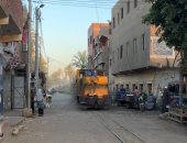مشهد حقيقى فى ختام الموسم.. لحظة عبور قطار القصب بين المنازل بقنا (فيديو)