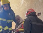 الحماية المدنية تساعد مسنا فى نقله إلى المستشفى ببدر ..فيديو