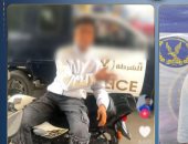 محكوم على صاحبه بقضية مخدرات.. القبض على طالب لوّح بإشارات خادشة أمام سيارة شرطة