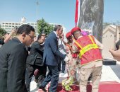 محافظ سوهاج ومدير الأمن يضعان إكليلا من الزهور على النصب التذكاري فى العيد القومي للمحافظة.. فيديو