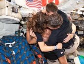 بين حضن جماعى ودعوة للحب.. لحظات إنسانية شهدتها مهمة القمر الجديدة