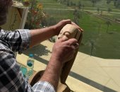 قبل الختام.. فنانون من دول مختلفة يبدعون داخل ورشة ملتقى جبل الطير بالمنيا