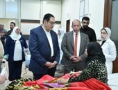 بعد حريق محدود بطوارئ قصر العينى.. رئيس جامعة القاهرة يطمئن على المرضى