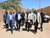 محافظ الوادي الجديد تتفقد المواقع المقترحة لإقامة مكتبة مصر العامة