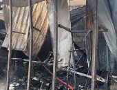 إخماد حريق اشتعل بمحل تجارى دون إصابات فى الوراق.. صور