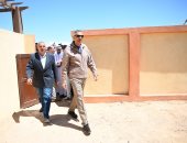 محافظ جنوب سيناء يوزع عقود المنازل البدوية على المستحقين بقرية وادى الطور