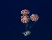 لحظة تاريخية لهبوط رواد فضاء أرتميس 2 فى المحيط بعد رحلة القمر.. فيديو