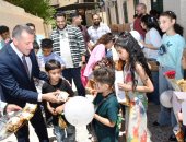 محافظ أسوان يوزع كروت تهنئة الرئيس بمختلف الكنائس