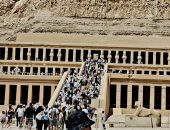 الدنيا ربيع والسياحة بديعة.. ضيوف مصر من حول العالم يستمتعون بمعالم الأقصر