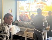 زحام على محلات الفسيخ بالدقهلية قبل ساعات من الاحتفال بشم النسيم.. فيديو