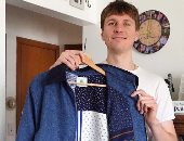 رجل يحول ملابس والدته الراحلة إلى تصميمات رجالية يرتديها لإحياء ذكراها