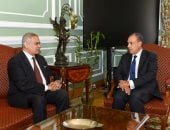 وزير الخارجية يستقبل رئيس اللجنة الوطنية لشئون اللاجئين