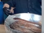 إقبال على شراء الفسيخ قبل ساعات من الاحتفالات بشم النسيم بكفر الشيخ.. فيديو