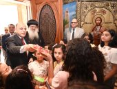 محافظ الغربية يوزع الهدايا على الأطفال داخل الكنائس احتفالا بعيد القيامة المجيد