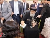 فرحة فى الكاتدرائية.. البابا تواضروس الثاني يوزع كحك وبسكويت على المهنئين بعيد القيامة