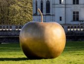 منحوتة التفاحة للفنانة كلود لالان تعرض للبيع بـ 7 ملايين يورو فى مزاد باريس