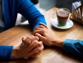 كيف تدعم صديقًا يعانى من الاكتئاب؟.. 6 نصائح فعّالة وأخطاء شائعة احذرها