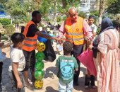 توزيع ورود وبالونات وألعاب على الأطفال بحدائق أسوان.. صور