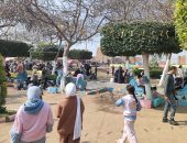 قناطر زفتى قبلة الأهالي لاحتفالات شم النسيم.. الألعاب والمراكب النيلية والتقاط الصور التذكارية أبرز العادات.. شلال مياه النيل يجذب الزوار والشباب.. الأهالي: نستمتع بأجواء الربيع علي ضفاف النيل.. صور