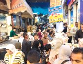 توافد المواطنين على سوق الفسيخ بدمنهور أقدم الأسواق للاحتفال بشم النسيم.. فيديو