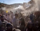 حرب الطحين.. كرنفال التراشق بالدقيق فى اليونان 