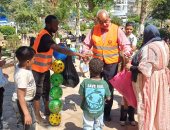 توزيع ورود وبالونات وألعاب على الأطفال بحدائق أسوان.. صور