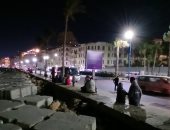 المواطنون يستمتعون بأجواء شم النسيم على كورنيش الإسكندرية.. فيديو
