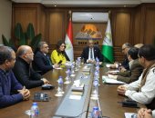 محافظ الجيزة: تسيير سيارات المراكز التكنولوجية المتنقلة لتسهيل تقنين أوضاع المحال